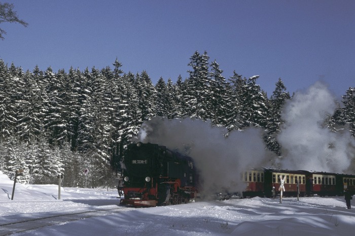 99&nbsp;7238 mit Zug&nbsp;8903 Ausfahrt Drei Annen Hohne, am 30.01.1993