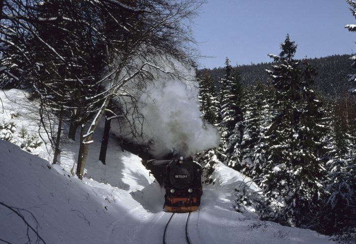 99&nbsp;7243 mit Zug&nbsp;8905 am Drängetal, am 30.01.1993