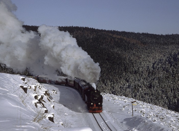 99&nbsp;247 mit Zug&nbsp;8907 am Drängetal vor Drei Annen, am 30.01.1993