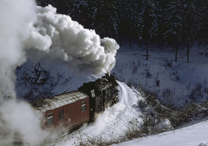 99&nbsp;247 mit Zug&nbsp;8907 am Drängetal vor Drei Annen, am 30.01.1993
