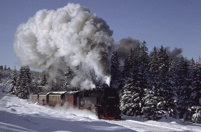 99&nbsp;7238 mit Zug&nbsp;8903 am Laubhüttental/Kälberbruch, am 31.01.1993