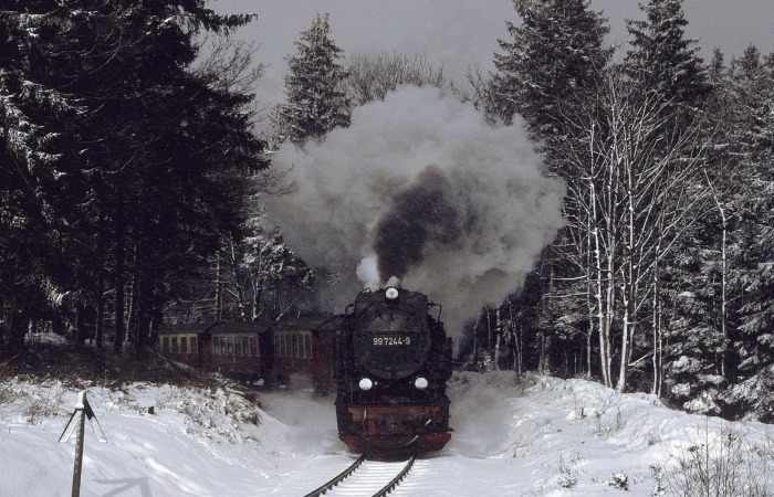 99&nbsp;7244 mit Zug&nbsp;8905 wieder mal Schneegestöber kurz vor dem Bahnüberggang nahe dem Gasthaus Drei Annen, um 13:20h am 19.02.1993