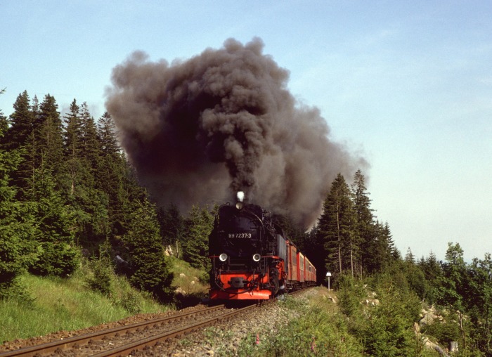 99&nbsp;7237 mit 8939 vorm Straßen-Übergang der Brockenstraße, am 02.07.1994
