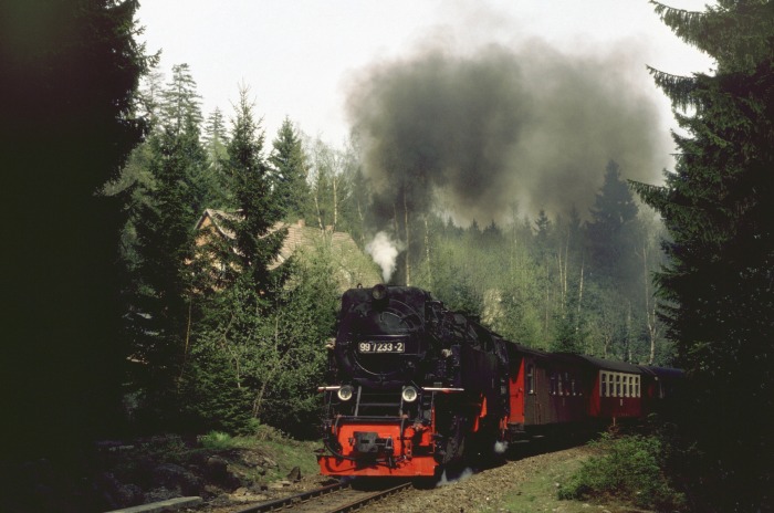 99&nbsp;7233 mit 8943 nahe dem ehemaligen Steinbruch (altes Dienstgebäude hinter den Bäumen noch zu sehen) vor Schierke, um 15:30h am 06.05.1995