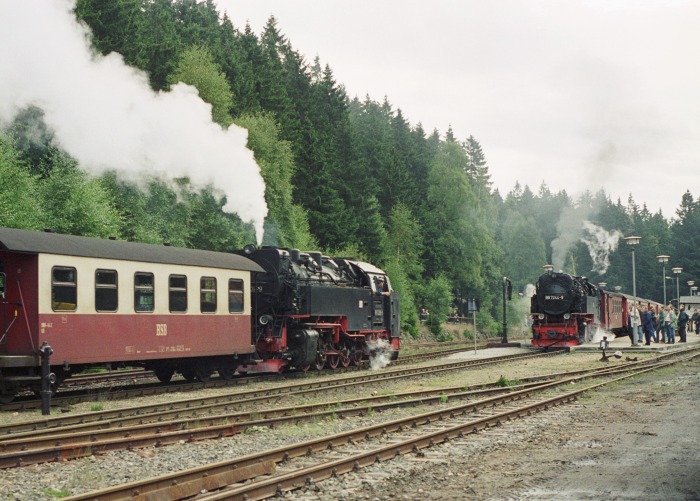 99&nbsp;7239&nbsp;Tv vor 8932 abwärts fahrend kreuzt die wartende 99&nbsp;7244 vor dem 8933 zum Brocken, im Bahnhof Schierke, um 10:45h am 01.10.1995