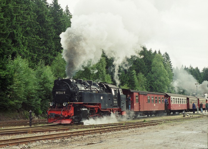 99&nbsp;7244 mit Zug&nbsp;8933 zum Brocken Ausfahrt Schierke, um 10:50h am 01.10.1995