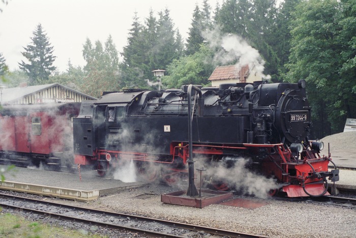 99&nbsp;7244 vorm Zug&nbsp;8941 erhält Wasser in Schierke, um 15:25h am 01.10.1995