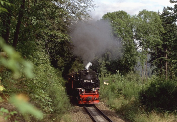 99&nbsp;7244 mit Zug&nbsp;8941 am Drängetal kurz vorm Thumkuhlental, um 14:57h am 07.09.1995