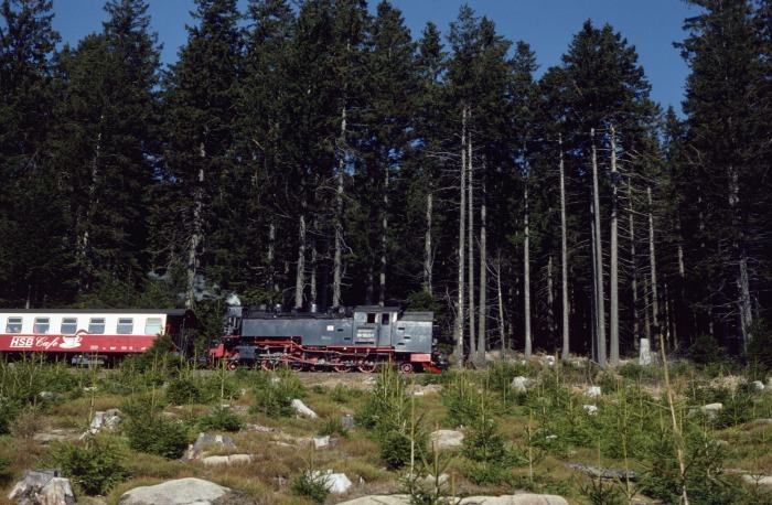 99&nbsp;7243&nbsp;Tv mit 8940 abwärts, nahe dem Brockenstraßen-Bahnübergang, am 07.03.1997