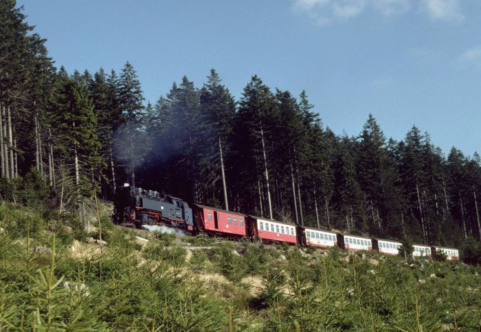 99&nbsp;7236 mit Zug&nbsp;8933 hinterm Brockenstraßen-Bahnübergang, am 07.03.1997