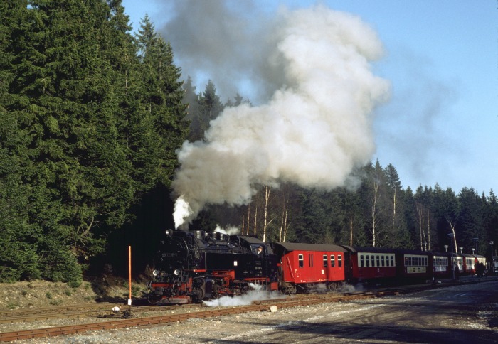 99&nbsp;7236 mit Zug&nbsp;8943 Ausfahrt Schierke, am 07.03.1997