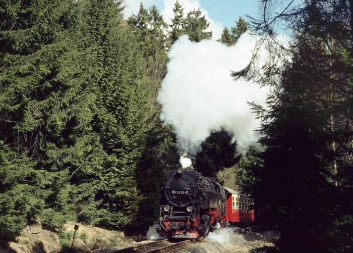99&nbsp;7239 mit 8941 hinterm alten Steinbruch vor Schierke, am 12.03.1997
