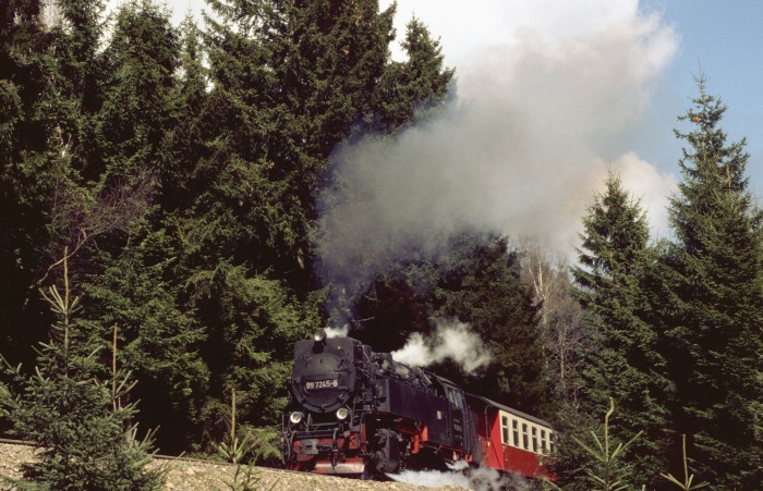 99&nbsp;7245 mit Nordhäuser Zug&nbsp;8920 in den Kurven vor Schierke, am 12.04.1997