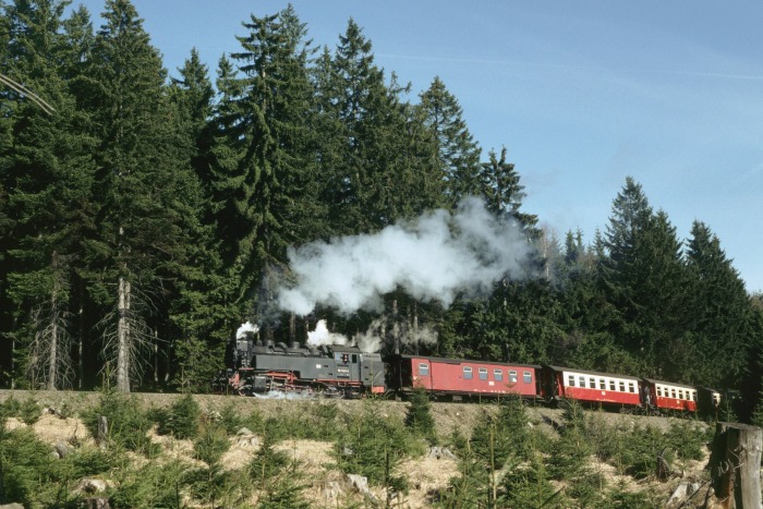 99&nbsp;7245 mit Zug&nbsp;8931, dem ersten täglichen Zug zum Brocken, in den Kurven vor Schierke, am 13.04.1997