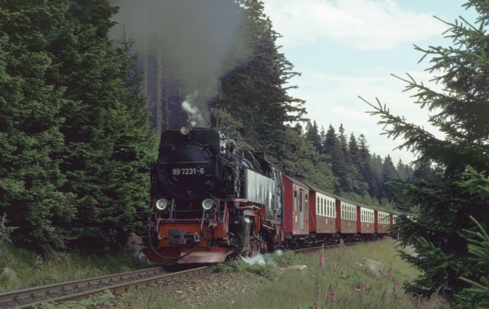 99&nbsp;7231 mit Zug&nbsp;8921 zum Brocken, hinter dem Bahnübergang der Brockenstraße, um 15:15h am 22.07.1998