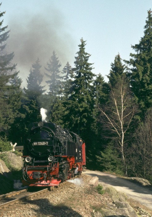 99&nbsp;7240 mit Zug&nbsp;8940 vor Schierke, am 02.04.1999