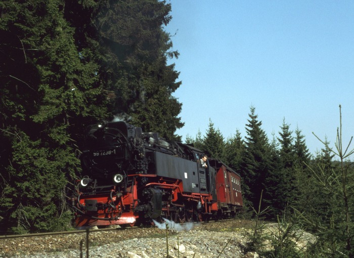 99&nbsp;7238 mit 8935 noch mal in den Kurven vor Schierke, um 13:32h am 02.04.1999
