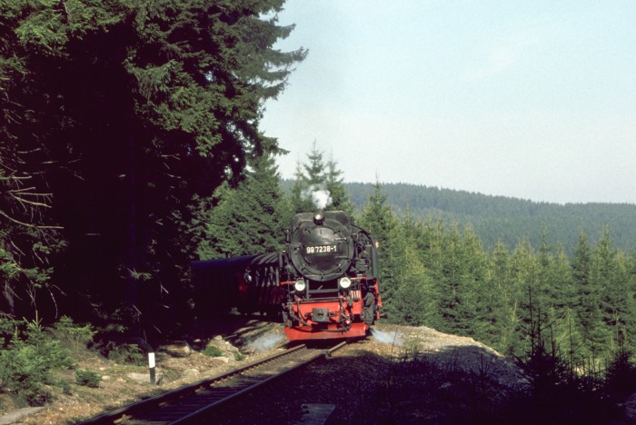 99&nbsp;7238 mit Zug&nbsp;8945 in den Kurven vor Schierke, am 02.04.1999