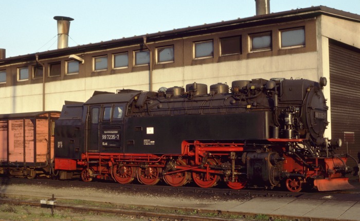 99&nbsp;7235 im Bw&nbsp;Wernigerode, abends am 03.04.1999
