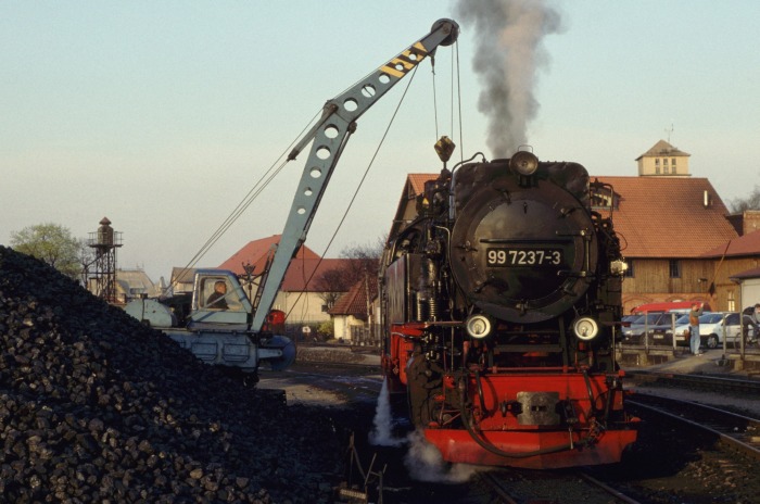 99&nbsp;7237 erhält Kohle im Bw&nbsp;Wernigerode, um 18:35h am 03.04.1999