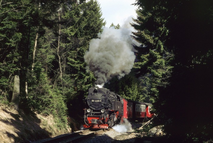 99&nbsp;7236 zusätzlicher Brockenzug, hinterm ehemaligen Steinbruch vor Schierke, am 12.04.1997