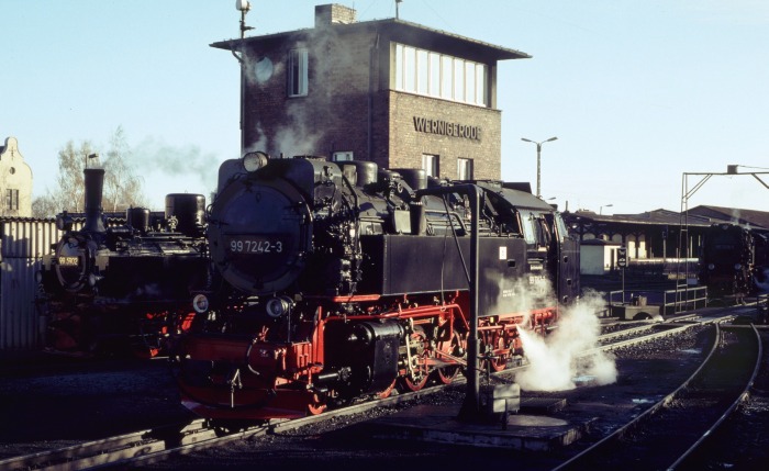 99&nbsp;7242 erhält Wasser im Bw&nbsp;Wernigerode, am 13.04.2001