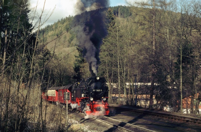 99&nbsp;7242 mit Zug&nbsp;8931 Abfahrt in Steinerne&nbsp;Renne, am 13.04.2001
