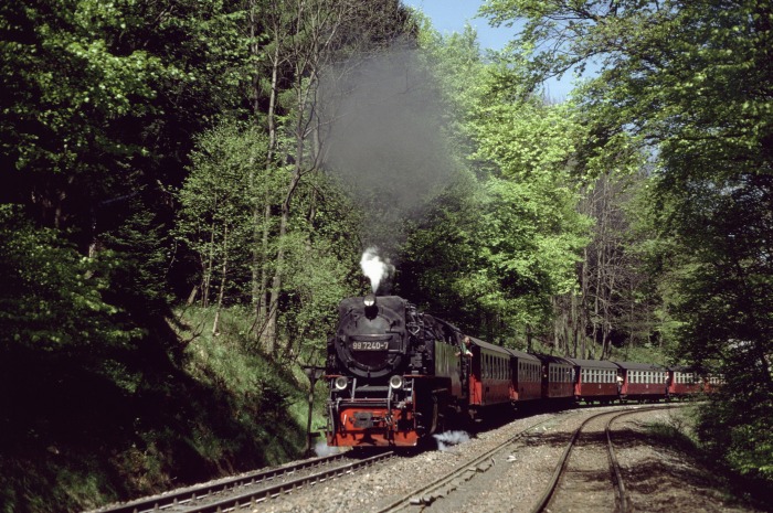 99&nbsp;7240 durchfährt mit Zug&nbsp;8903 den Kreuzungsbahnhof Drängetal, am 12.05.2001