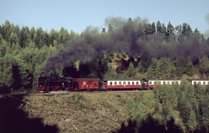 99&nbsp;7243 mit Zug&nbsp;8933 am Drängetal vor Drei Annen, am 06.10.2001