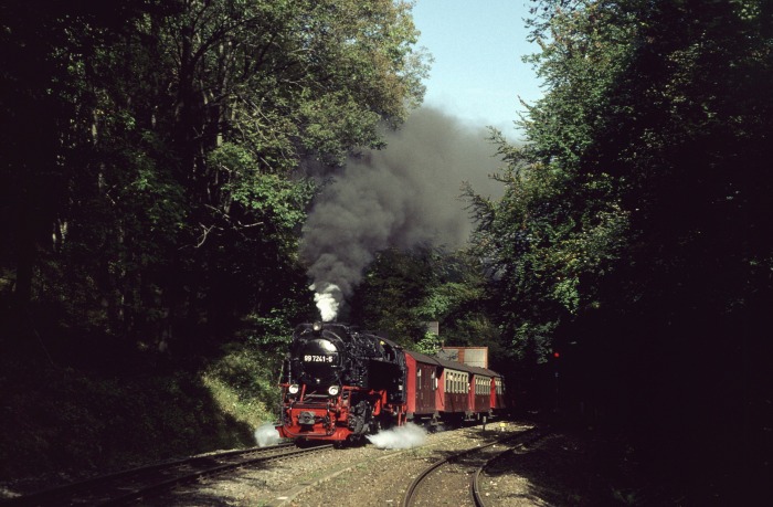 99&nbsp;7241 mit Zug&nbsp;8903 Durchfahrt Kreuzungsbahnhof Drängetal, am 06.10.2001