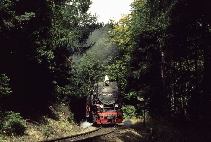 99&nbsp;7232 mit Zug&nbsp;8935 bergfahrend vor Kreuzungsbahnhof bzw. Ausweichstelle Drängetal, um 13:40h am 06.10.2001