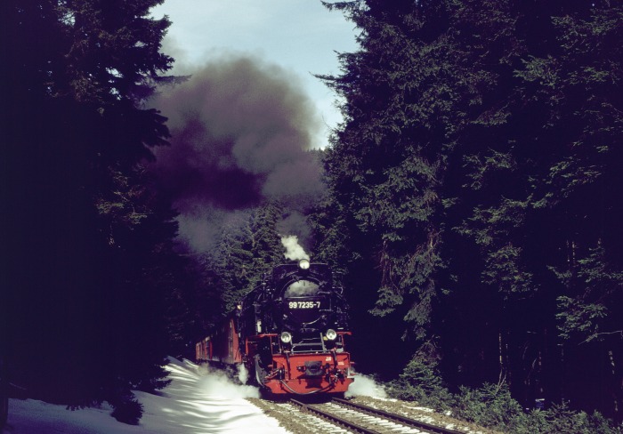 99&nbsp;7235 mit Zug&nbsp;8935 am Eckerloch... natürlich..., um 11:50h am 29.03.2002