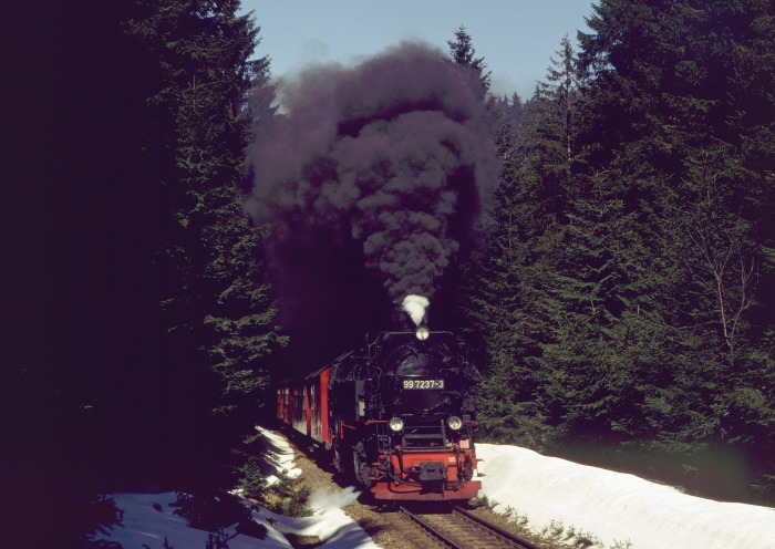 99&nbsp;7237 mit Zug&nbsp;8933 am Eckerloch, am 30.03.2002