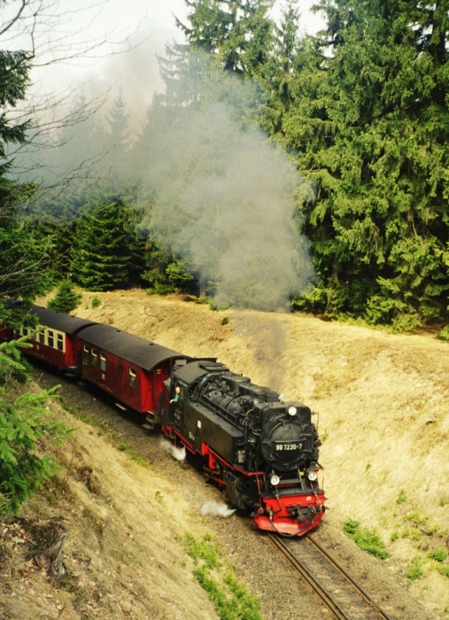 99&nbsp;7235 mitZug&nbsp;8903 vor der 2.Waldwegbrücke am Kälberbruch fotografiert, am 30.03.2003