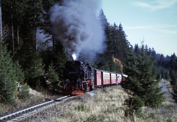 99&nbsp;7242 mit Zug&nbsp;8935 hinterm Brockenstraßen-Bahnübergang, am 29.10.2005