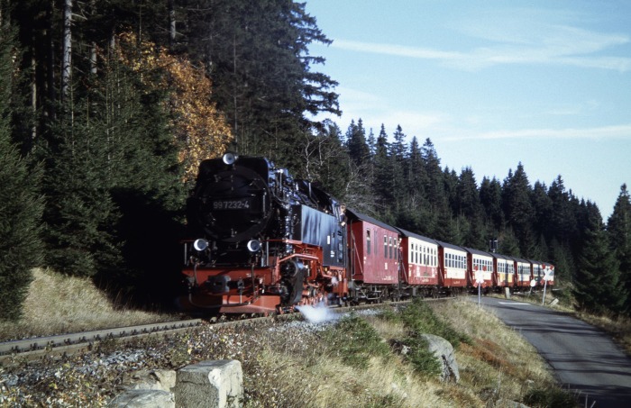 99&nbsp;7232 mit Zug&nbsp;8937 hinterm Brockenstraßen-Bahnübergang, am 29.10.2005
