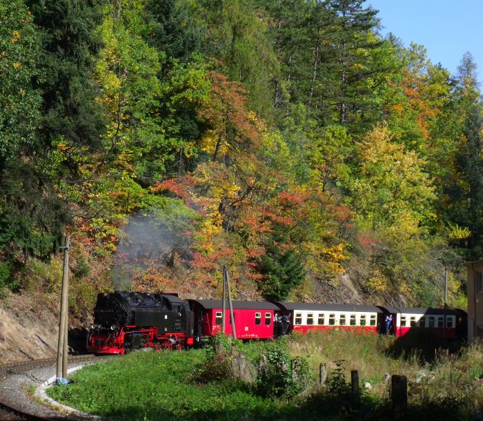 99&nbsp;7243 mit Zug&nbsp;8903 in der Kurve hinter dem Werbat-Werk bei Steinerne&nbsp;Renne, um 12:17h am 30.09.2012