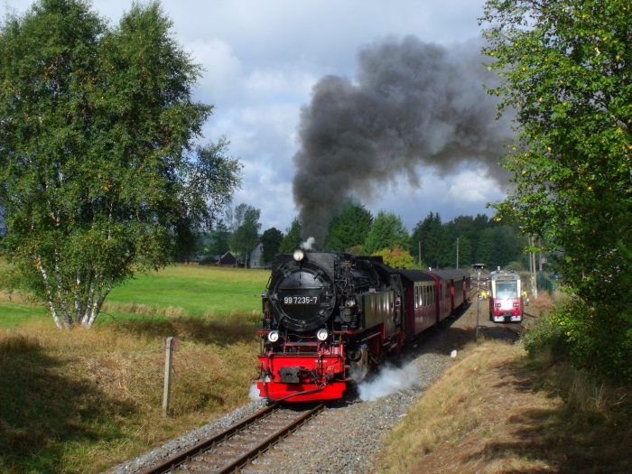 99&nbsp;7235 mit Zug&nbsp;8951 aus Richtung Gernrode nach Eisfelder Talmühle, kam soeben aus der Kehrschleife gefahren und verläßt nun Stiege um 10:37h am 19.09.2013