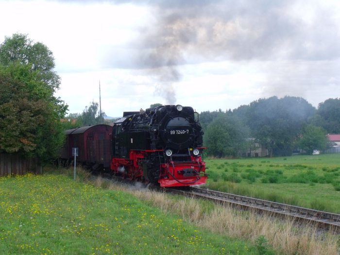 99&nbsp;7240 mit Zug&nbsp;8965 nach Hasselfelde, hinter Ausfahrt Gernrode vor Osterteich, um 14:05h am 19.09.2013