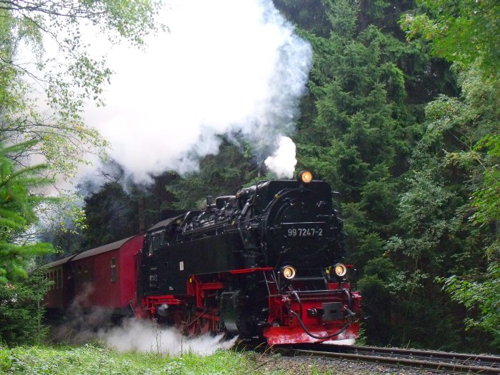 99&nbsp;7247 mit Zug&nbsp;8920, natürlich angemessen schön kräftig laut, wie beim &bdquo;Nordhäuser&ldquo; ja immer üblich, hinter der Ausfahrt von Schierke, um 13.22h am 21.09.2013