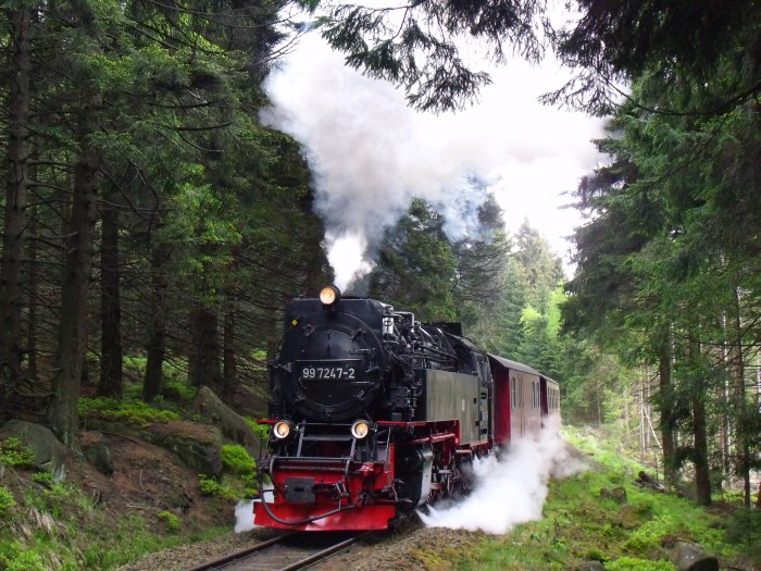 99&nbsp;7247 mit dem Brockenzug Nr.8920 aus Nordhausen, weit hinter Schierke an dem kleinen Wanderweg-Bahnübergang, um 13:25h am 14.05.2014