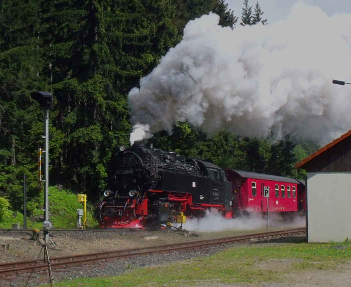 99&nbsp;7234 mit Zug&nbsp;8935, unverkennbar Ausfahrt Schierke, um 14:42h am 14.05.2014