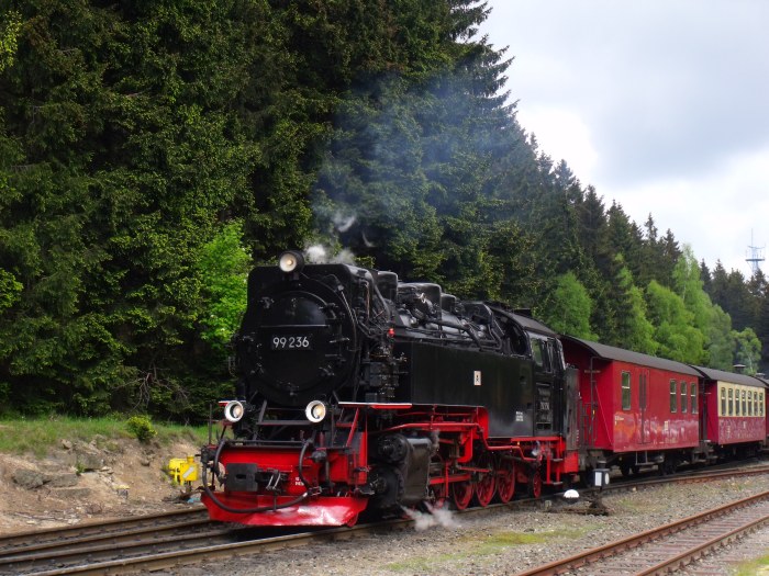 99&nbsp;236 mit Zug&nbsp;8923, Ausfahrt Schierke, um 15:42h am 17.05.2014