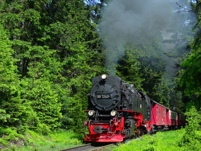 99&nbsp;7240 mit dem ersten Brockenzug des Tages, dem 8931, hinter der Eckerloch-Kurve beim Lichtsignal, um 10:22h am 08.06.2016