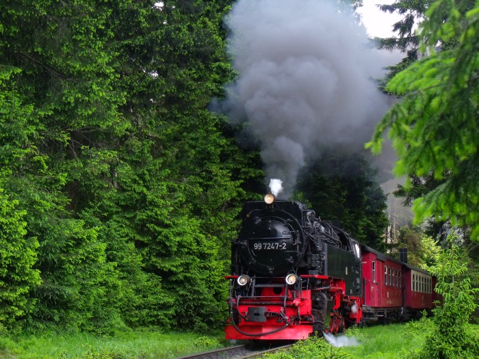 99&nbsp;7247 mit Zug&nbsp;8925, wie bei dieser Lok inzwischen üblich knallhart ebenfalls hinter der Eckerloch-Kurve, um 11:58h am 08.06.2016