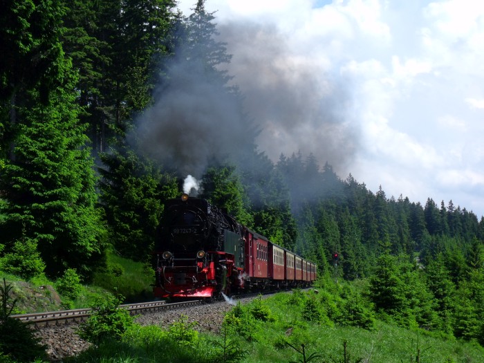 99&nbsp;7247 mit Zug&nbsp;8927, hinter dem Bahnübergang der Brockenstraße, um 14:10h am 08.06.2016