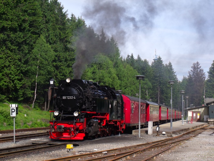 99&nbsp;7232 vor Zug&nbsp;8939 beim Halt im Bahnhof Schierke, um 17:30h am 08.06.2016