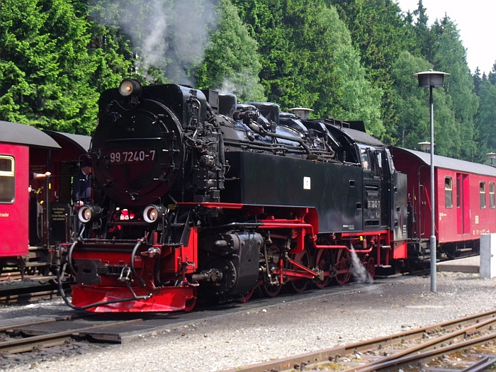 99&nbsp;7232 vor Zug&nbsp;8939 beim Halt im Bahnhof Schierke, um 17:30h am 08.06.2017