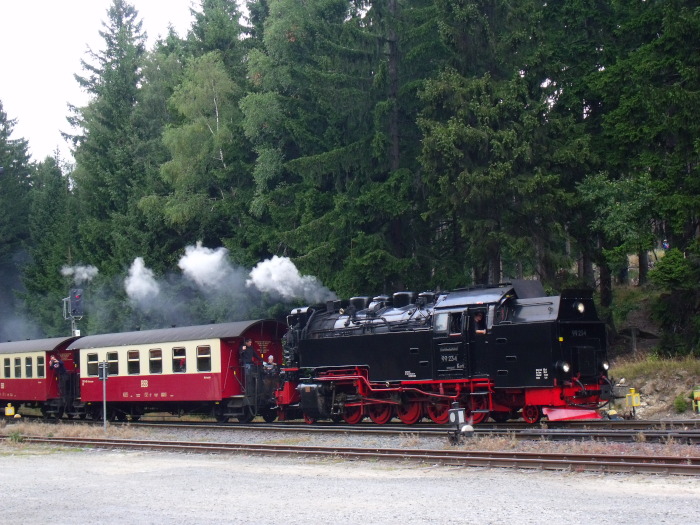 99&nbsp;234&nbsp;Tv mit Zug&nbsp;8932 abwärts, einrollend im Bf&nbsp;Schierke, um 27:05h am 08.09.2019