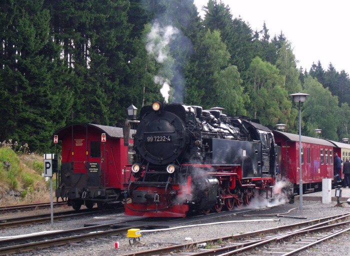 99&nbsp;7232 vorm Zug&nbsp;8941 beim Halt und Wassernehmen am Bahnsteig in Schierke, um 12:20h am 08.09.2019